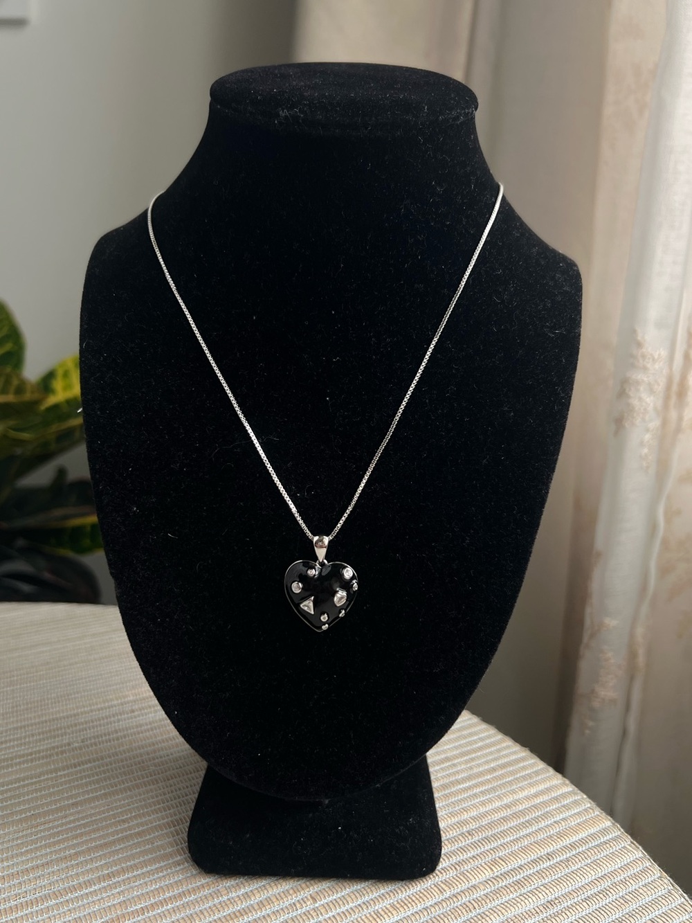 🩷- silver and black Heart Pendant Necklace with crystal shaped accents